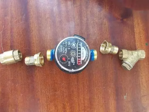 Namestitev vodnega merilnika z lastnimi rokami: montaža in priključitev vodne enote