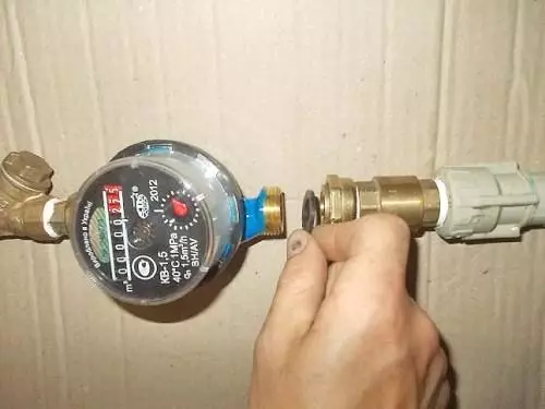 Installera vattenmätaren med egna händer: Montering och anslutning av vattenaggregatet