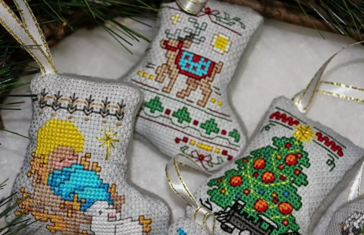 Skema Tahun Baru Palang Bordir: Ayam dan mainan, miniatur kecil, sepatu bot dan motif, Santa Claus di pohon Natal