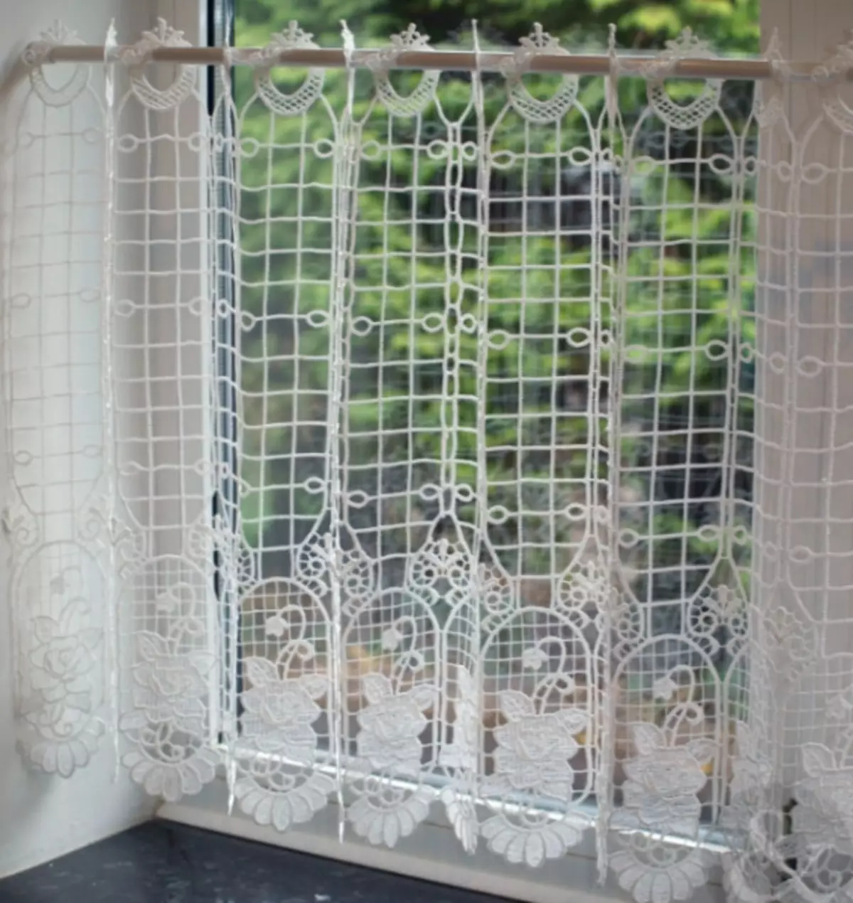 Korg gardin på dörren av silke tråd - det är väldigt vackert och ovanligt