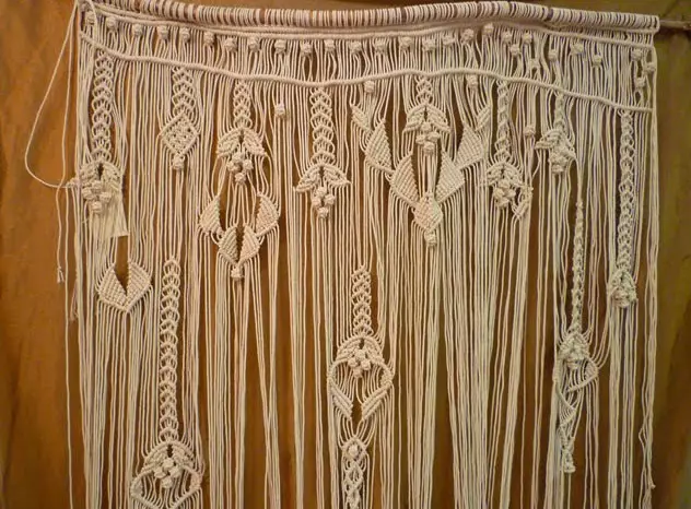 Cortina de vímet a la porta del fil de seda: és molt bonic i inusual