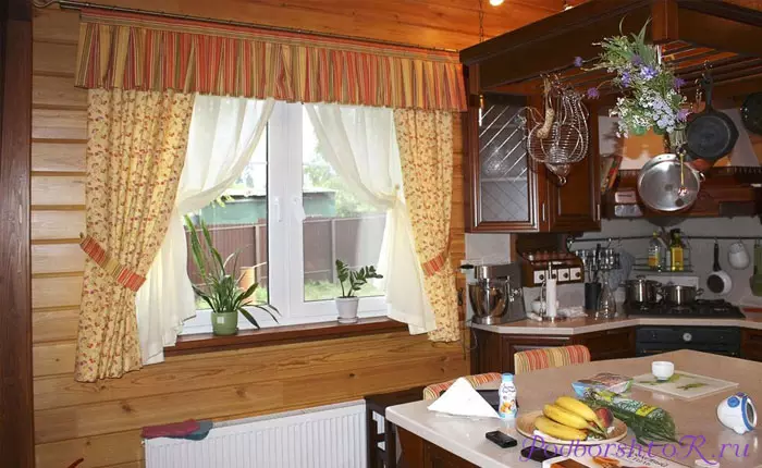 Registrácia malých okien s záclonami a závesmi v dome dreva