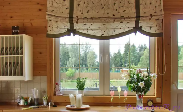 Регистрација на мали прозорци со завеси и завеси во куќа од дрво