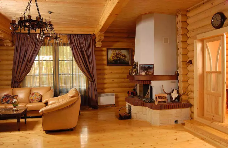 Enregistrement de petites fenêtres avec des rideaux et des rideaux dans une maison de bois