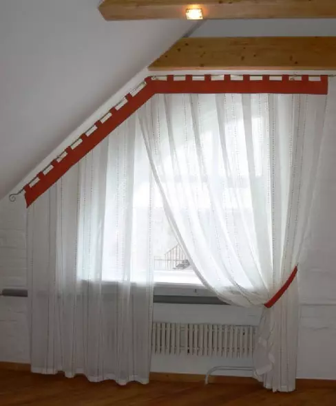 Saha anu nyarios yén curtain dina Windows segitiga sesah?