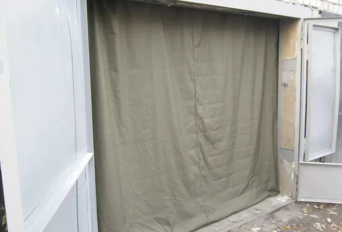 Tarpaulinove zavjese u garaži: Prednosti i nedostaci struktura