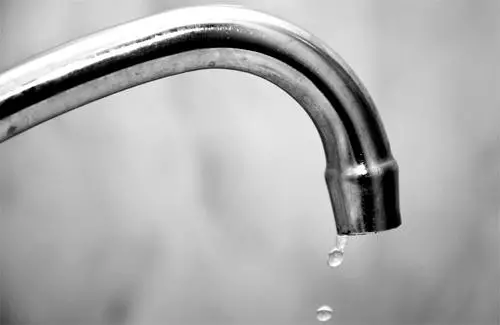 Warme Wasserleitung. Schutz der Wasserversorgung vom Einfrieren