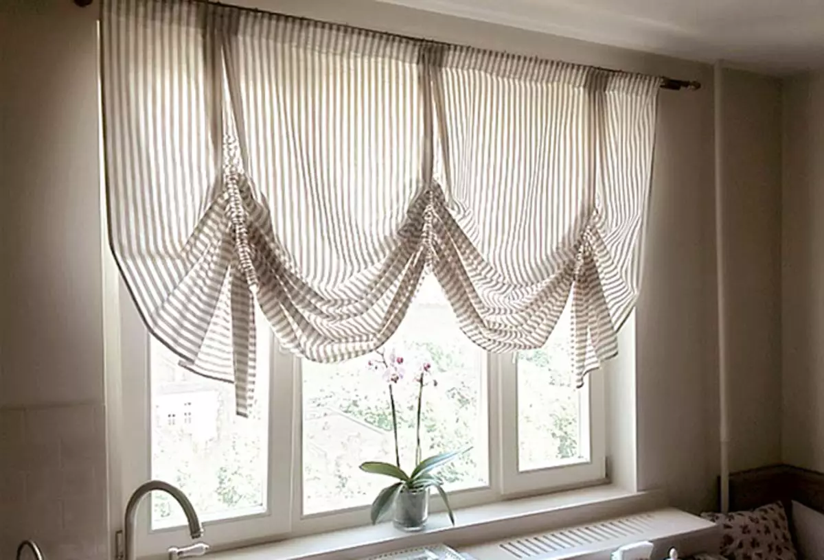 厨房窗户设计：选择窗帘，装饰窗台