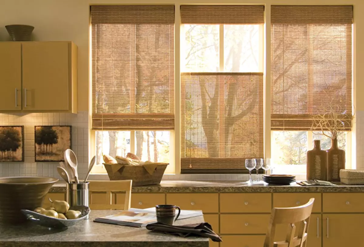 Kitchen Window Design: Elektu kurtenojn, ornamu la Windowsill