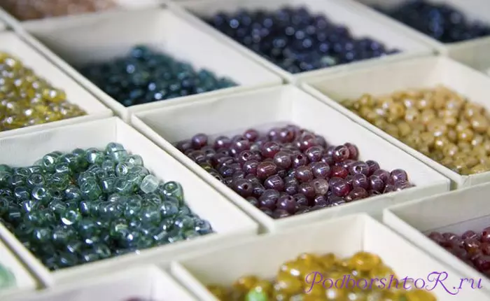 Come realizzare la fibra di vetro delle tende con perle di cristallo?