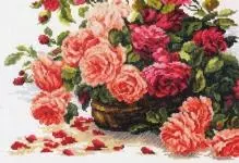 Rožių kryžminis siuvinėjimas: rinkiniai krepšelyje, balta puokštė vazoje, mergina pradedantiesiems, triptys ir drugeliai