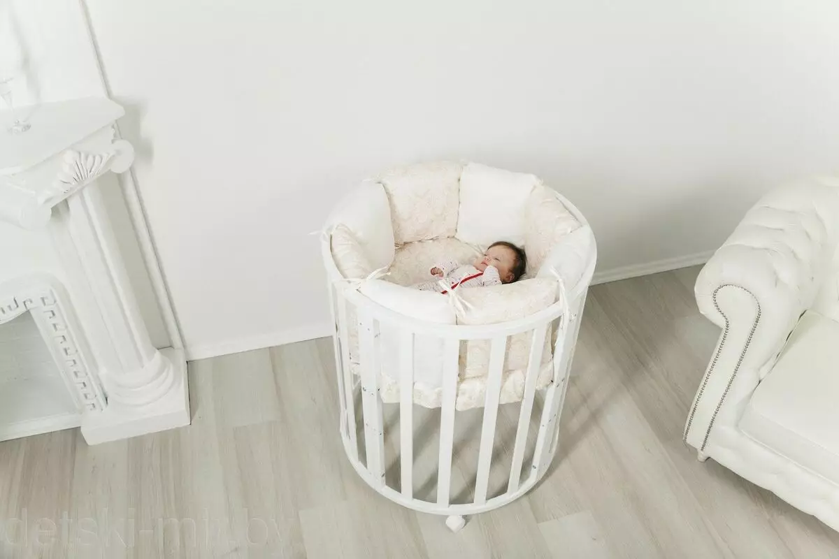 How does the color of the baby cot affect the kid?
