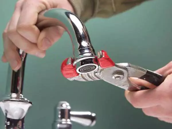 用自己的手修理浴室裡的起重機：“水壺”的課程