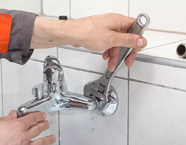 用自己的手修理浴室裡的起重機：“水壺”的課程