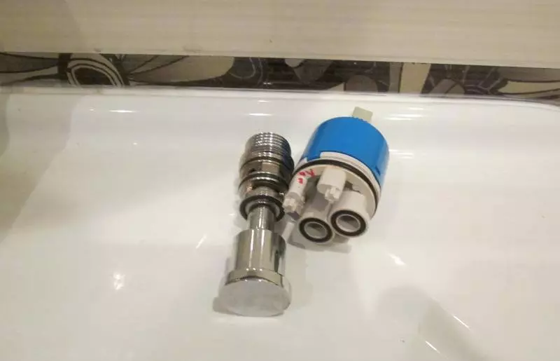 Reparasjon av kranen på badet med egne hender: Leksjoner for 
