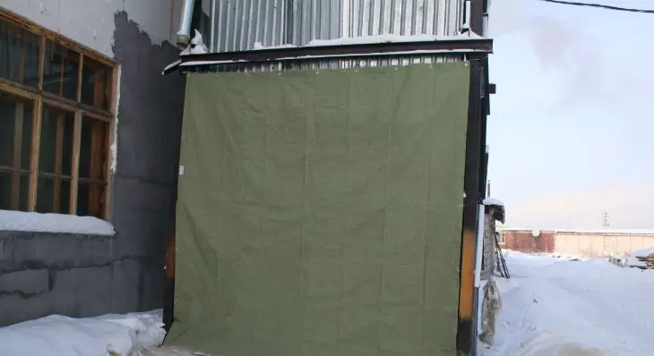 Як правильно вибрати і виготовити брезентові штори в гараж