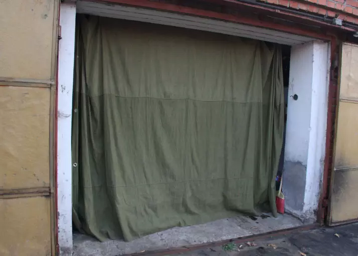 如何在车库中选择和制作篷布窗帘
