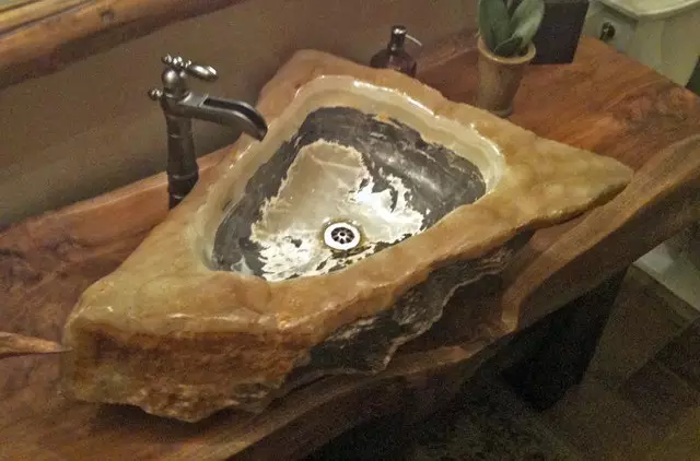 פגז אבן טבעית לשירותים