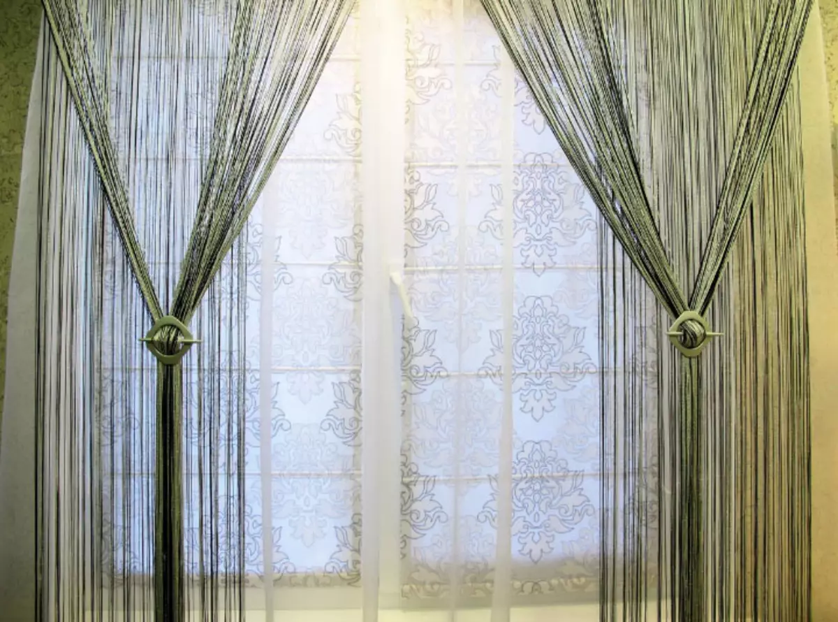 Zonificació de la sala amb cortines de corda i secrets de cura