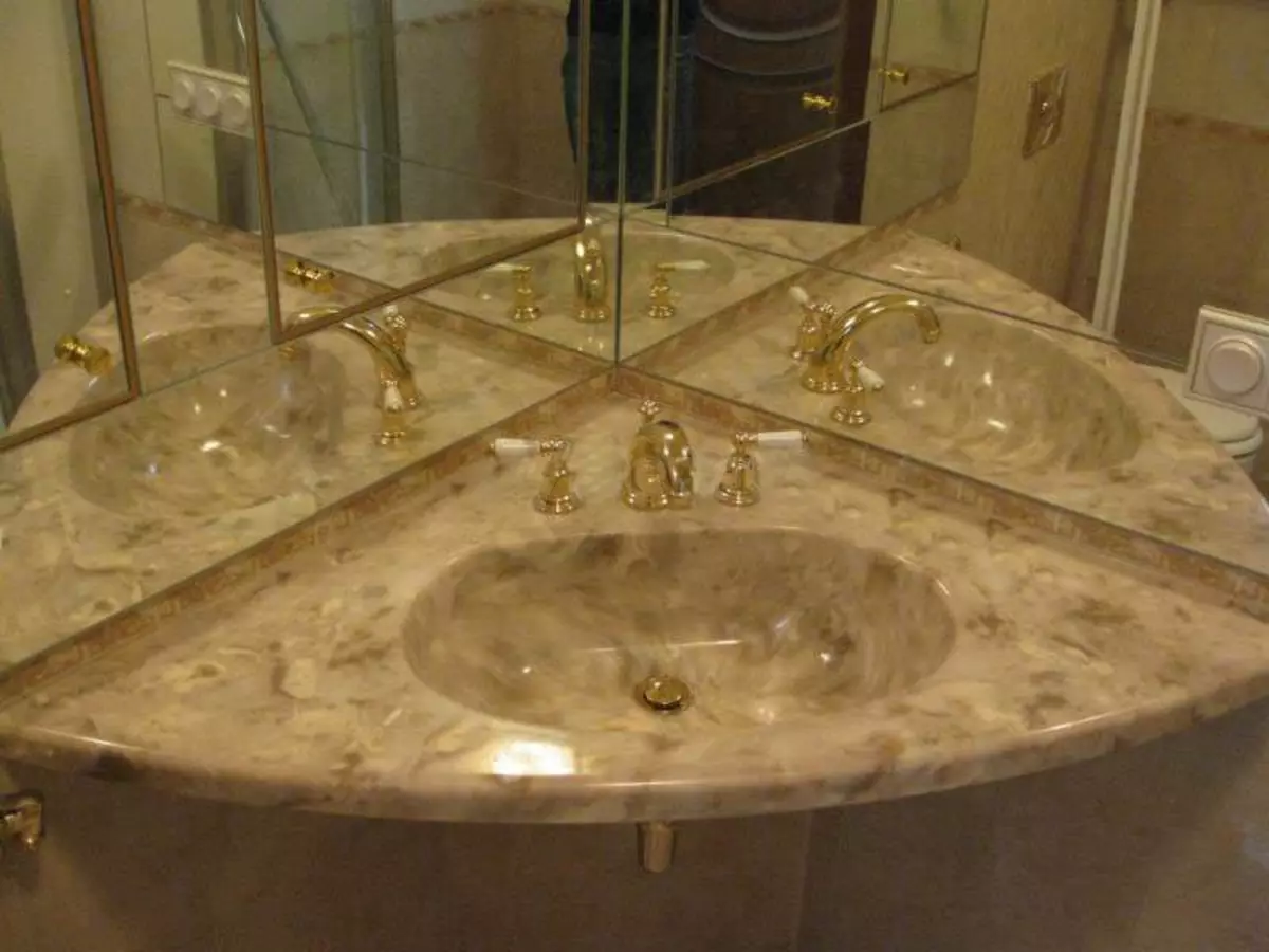 Угловая раковина из камня в ванную