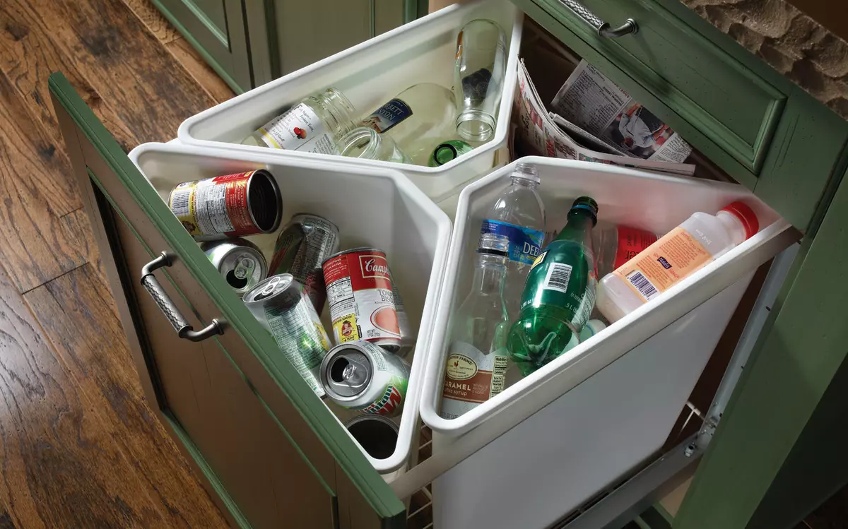 ¿Qué tan hermoso organiza una recolección de basura separada en tu cocina?