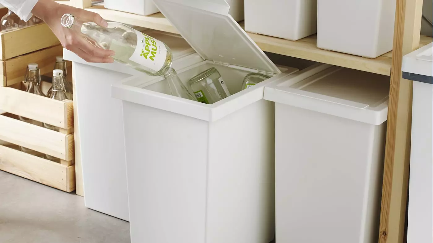 Quão linda organizar uma coleção de lixo separada em sua cozinha?