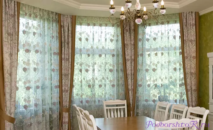 Escolla as súas cortinas de deseño en tres fiestras da sala.