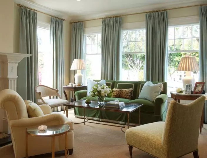 ¡Elija sus cortinas de diseño en tres ventanas en la habitación!