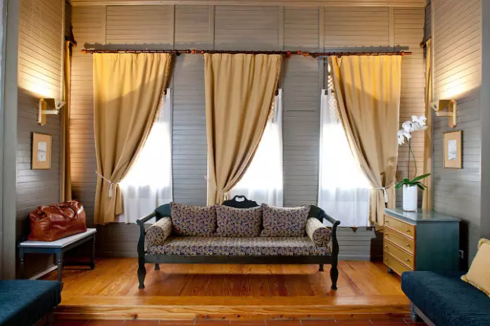 Wählen Sie Ihre Designvorhänge an drei Fenstern im Raum!