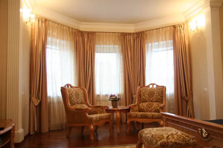 Choisissez vos rideaux de conception sur trois fenêtres de la pièce!
