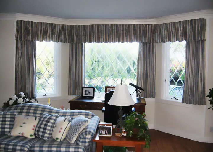 Izberite svoje oblikovalske zavese na treh oknih v sobi!