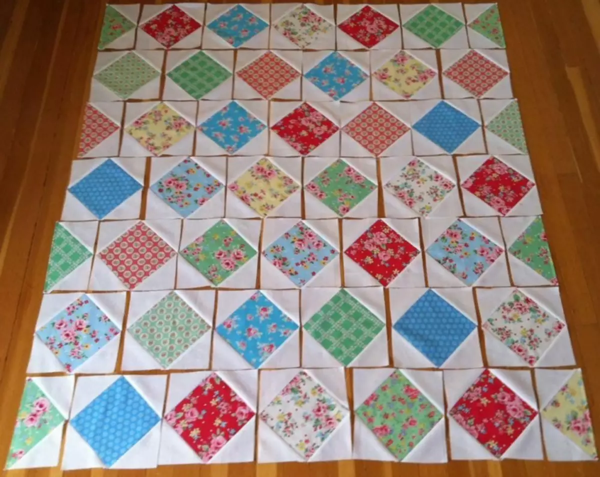 Patchwork kudras estas bela kaj facila por komencantoj: skemoj kaj ŝablonoj, Mikscxifona Ekipaĵo, Video Lecionoj, Photo Majstro Klaso Paŝo post paŝo, kie komenci, Mikscoloraj bendo kaj pentraĵoj