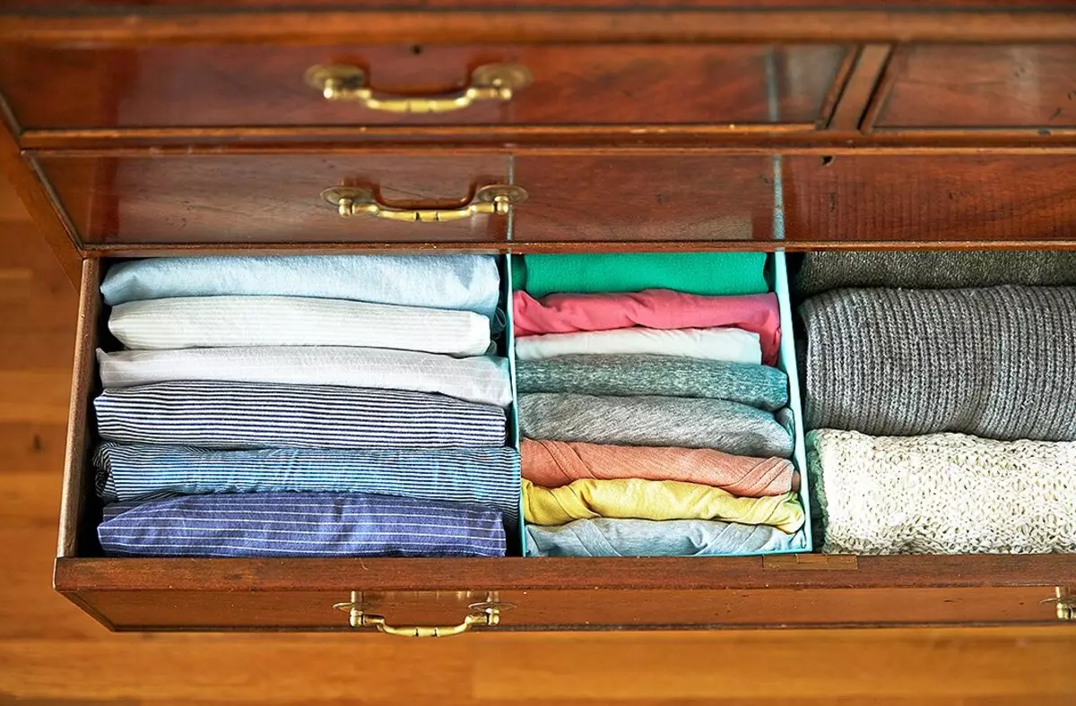 Bagaimana untuk membebaskan tempat di dalam almari: 5 tip topikal