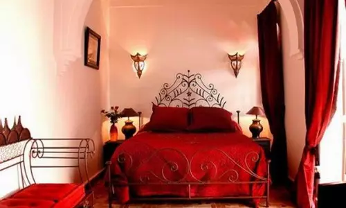 Υπνοδωμάτιο στο μαροκινό στυλ με τα χέρια τους (φωτογραφία)