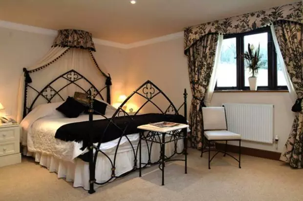 Soveværelse i gotisk stil: Hovedelementerne, anbefalinger til registrering
