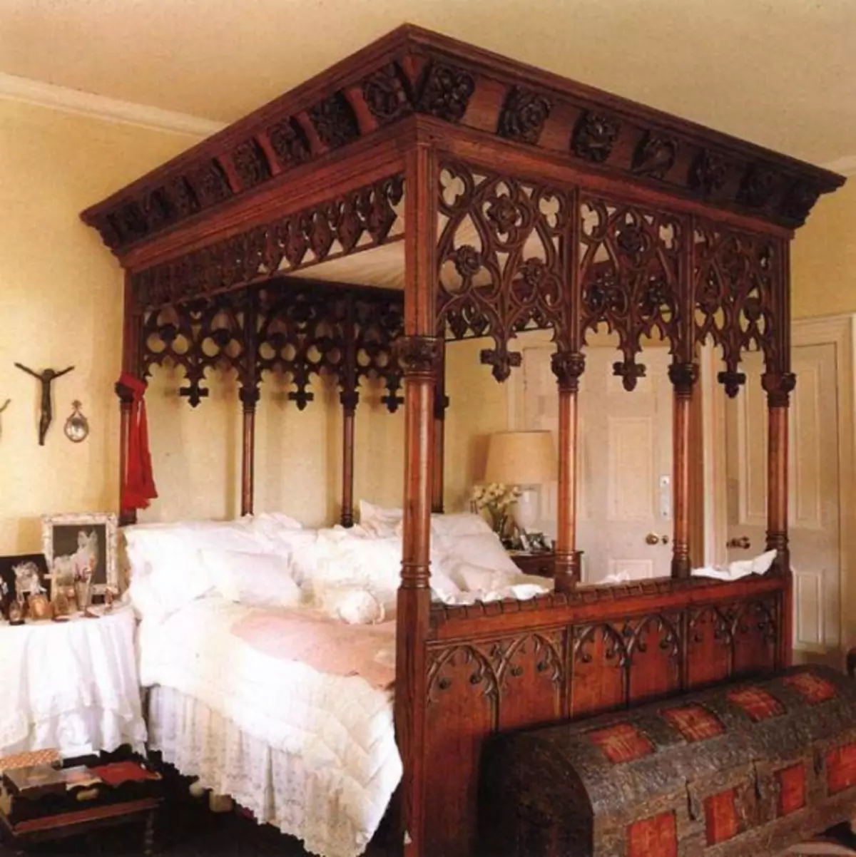 غرفة نوم في الطراز القوطي: العناصر الرئيسية، توصيات التسجيل
