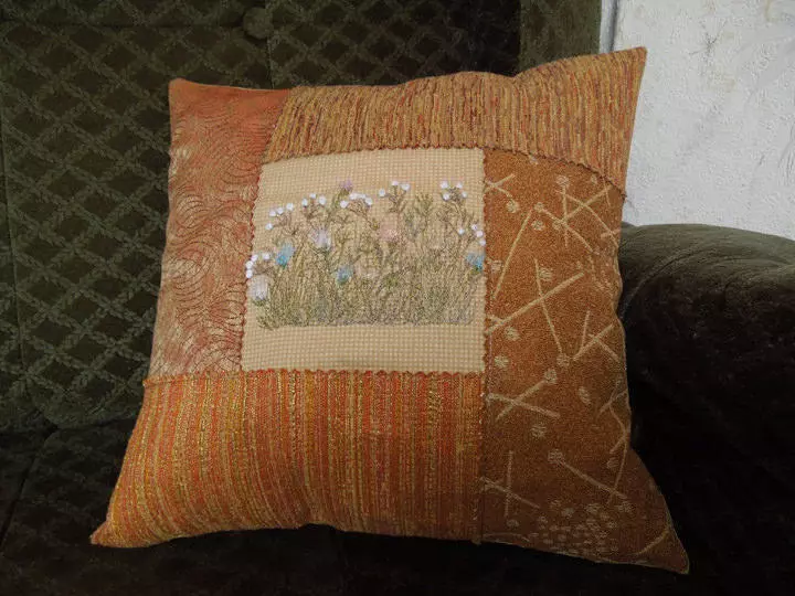 Patchwork Pillows: Miksĉifona Ekipaĵo, Skemo-Skemo, Foto, Patchwork-stilo kun viaj propraj manoj, ideoj de kuseno, ornamaj sofo-kusenoj, filmetoj