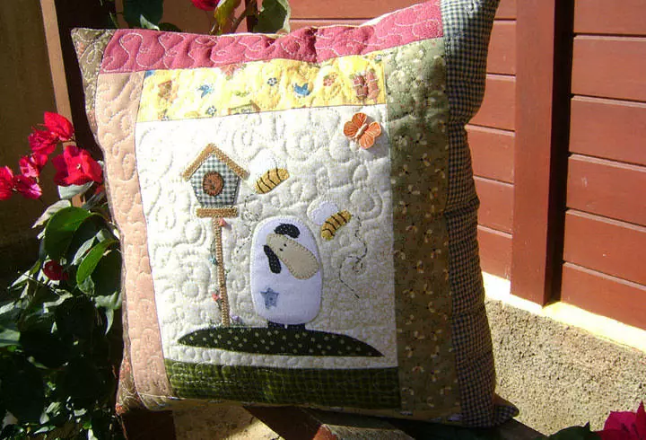 Patchwork burkoak: Patchwork ekipamenduak, josteko eskema, argazkia, patchwork estiloa zure eskuekin, burko-buruaren ideiak, sofa apaingarriak, buruko apaingarriak, bideoa