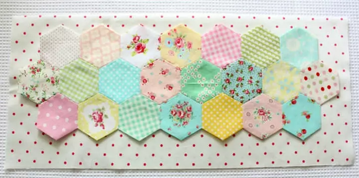 Patchwork Vankúše: Patchwork vybavenie, šijacia schéma, foto, patchwork štýl s vlastnými rukami, nápady vankúšu, dekoratívne pohovky vankúše, video