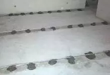 Majáky podlahové potěry: sypké paprsky pro výplně, jak nastavit zarovnání, instalace a jak dát, pravidlo