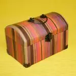 Dekorativ resväska - Förpackning för en present eller kreativ sak med egna händer | +58 Foto