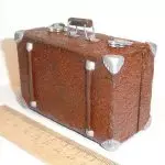 सजावटीच्या सूटकेस - आपल्या स्वत: च्या हाताने भेट किंवा सर्जनशील वस्तूसाठी पॅकेजिंग +58 फोटो