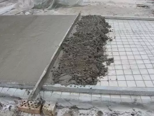 Скатати бетонӣ: Гендер чӣ гуна кор кардан лозим аст, дастгоҳ ва технология бо дасти худ, бренди бетонӣ барои пур
