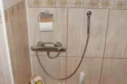 Skal jeg installere brusebadet på toilettet?