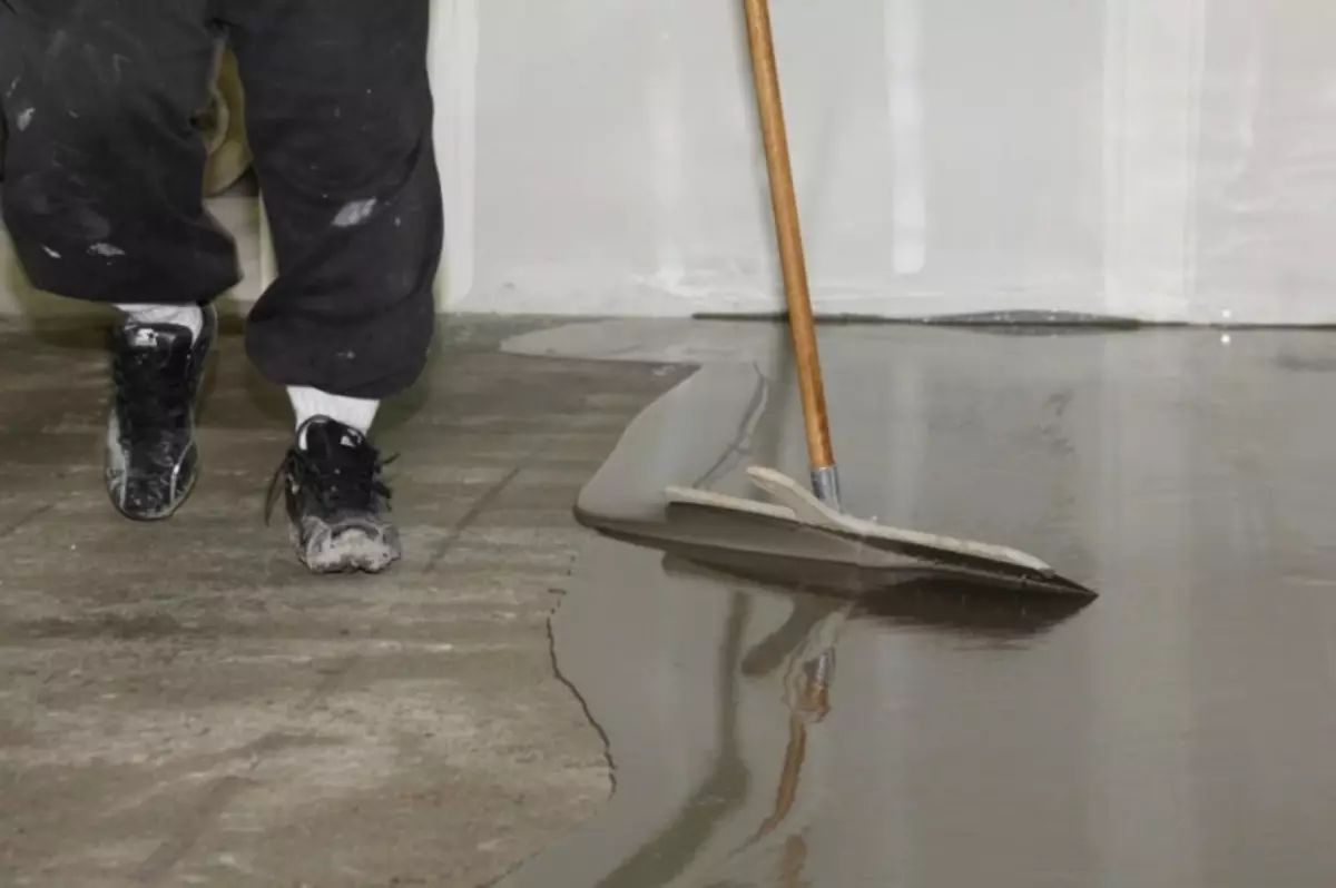 通過自平整混合物對準地板：熨平板和散裝乾燥時間，更好的石膏和水泥