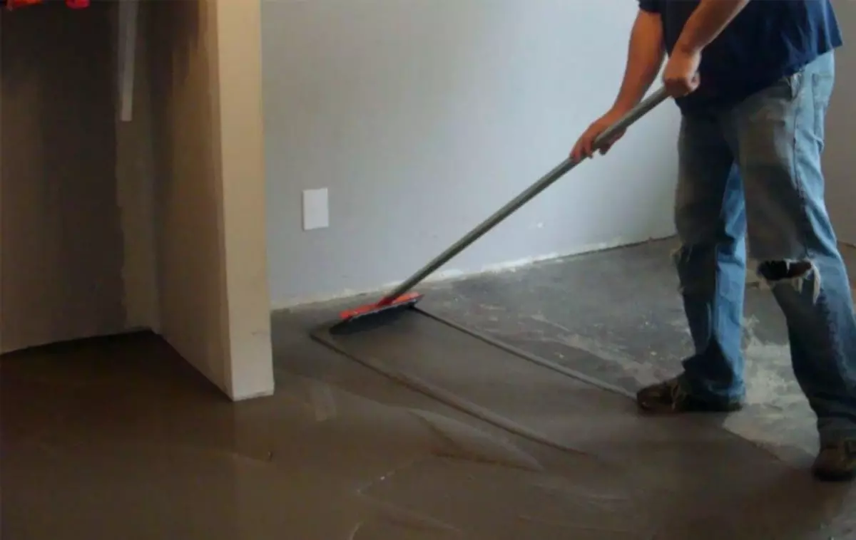 Căn chỉnh sàn bằng hỗn hợp tự san phẳng: SCREED và THỜI GIAN Sấy với số lượng lớn, thạch cao và xi măng tốt hơn