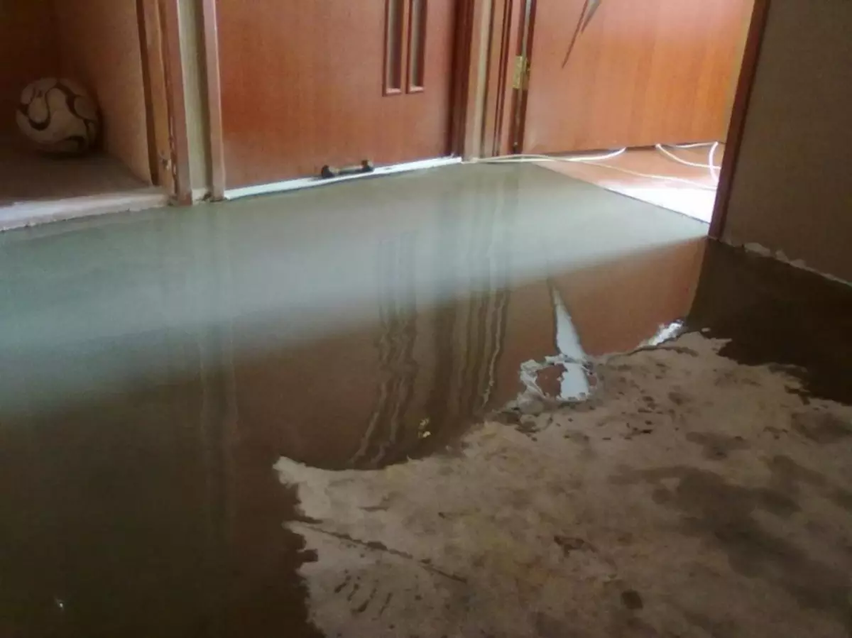 Усогласување на подот со самоизлабна мешавина: ферман и време на сушење во најголемиот дел, подобро гипс и цемент