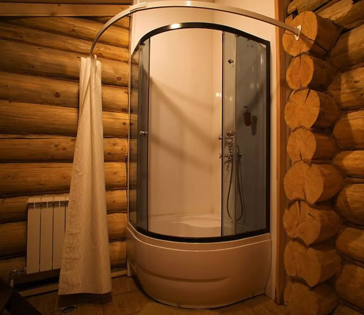 Cabina de ducha nunha casa de madeira