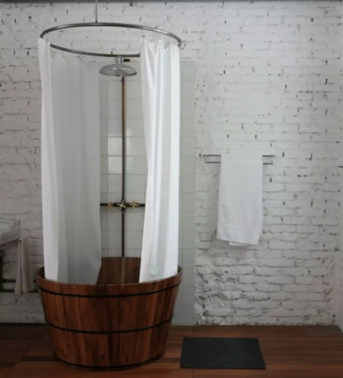 Cabine de douche dans une maison en bois