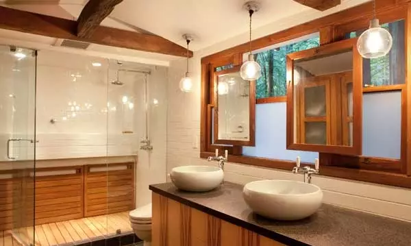 在一個木房子裡的淋浴間